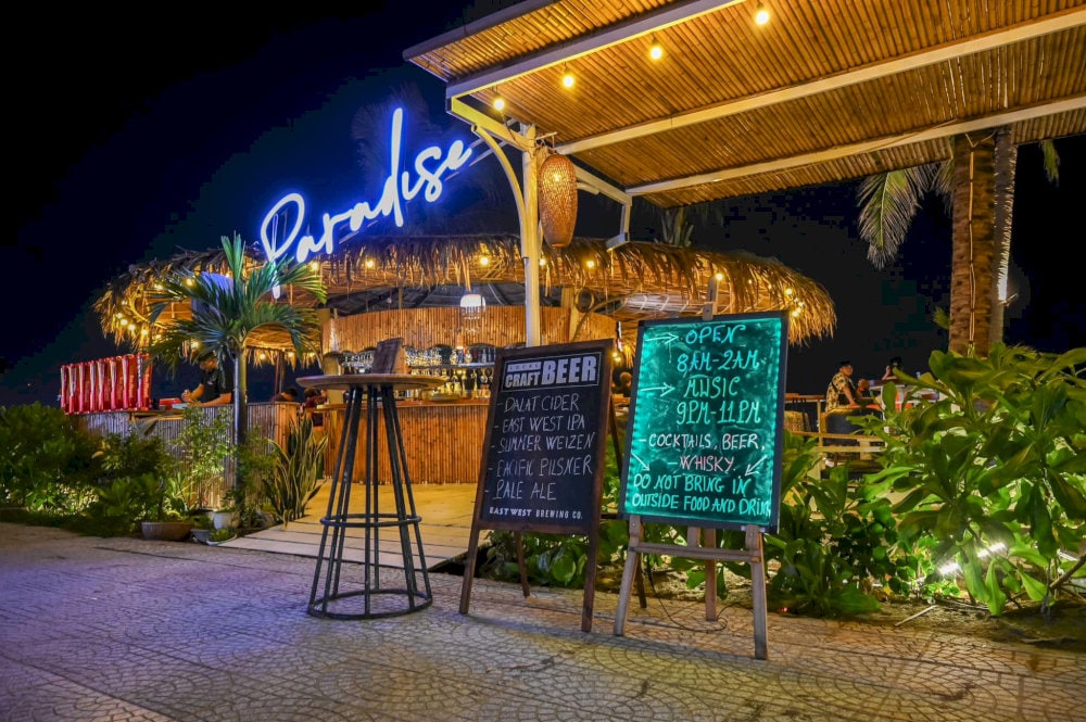 Nights in Danang are never dull, with vibrant nightclubs, hidden bars, and beachside bars offering soothing music